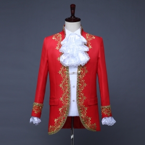 D&eacute;guisement veste rouge chemise jabot de prince