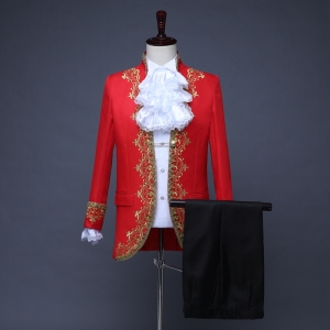D&eacute;guisement veste rouge pantalon chemise jabot de prince
