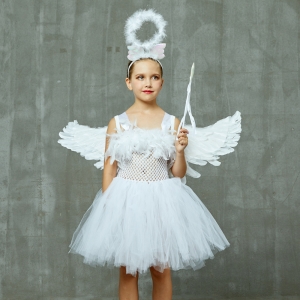 Costume Ange avec ailes en plumes et aur&eacute;ole pour fille